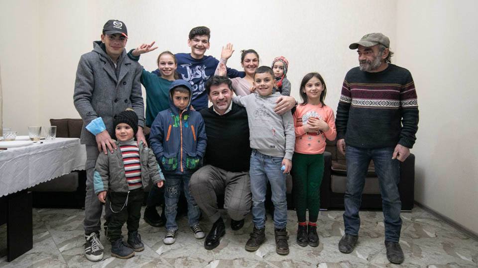 კახა კალაძემ ალუაშვილების მრავალშვილიან ოჯახს ბინის გასაღები გადასცა