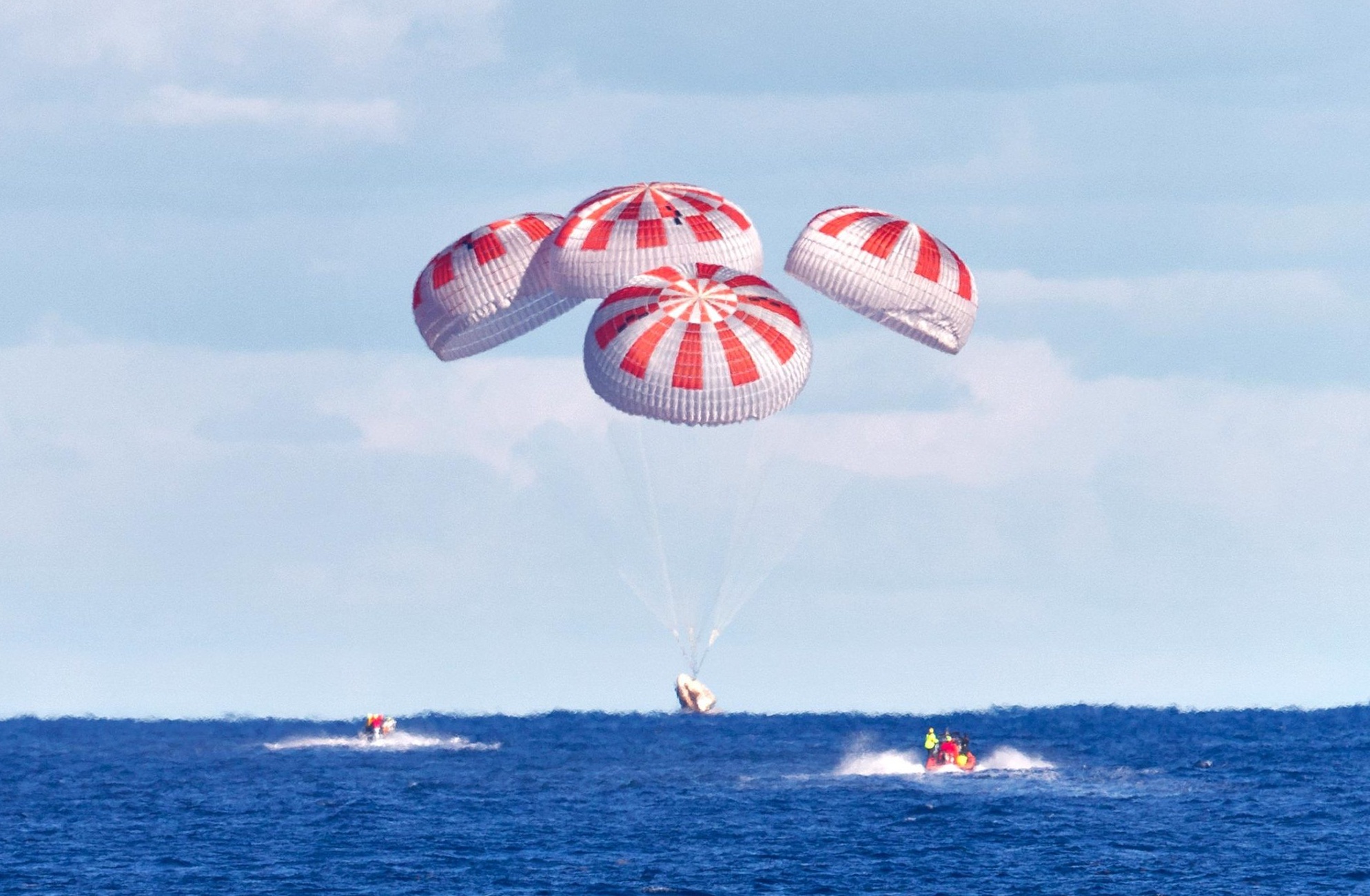 SpaceX-სა და NASA-ს მიერ გაშვებული კერძო ხომალდი Crew Dragon-ი დედამიწაზე დაბრუნდა