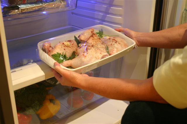 В холодильнике есть мясо. Морозильная камера для мяса. Курятина в холодильнике.