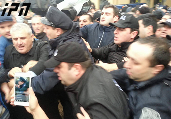 ფიზიკური დაპირისპირება პოლიციასა და აქციის მონაწილეებს შორის - რა ხდება თბილისის საკრებულოსთან?