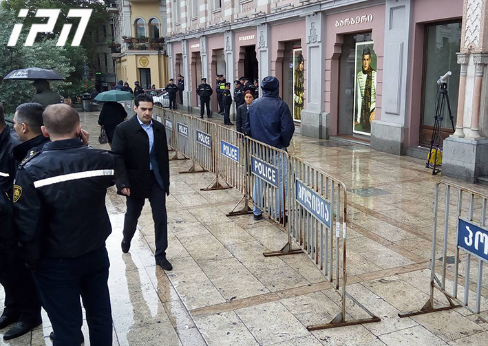 თბილისის საკრებულოსთან დილიდან პოლიციაა მობილიზებული