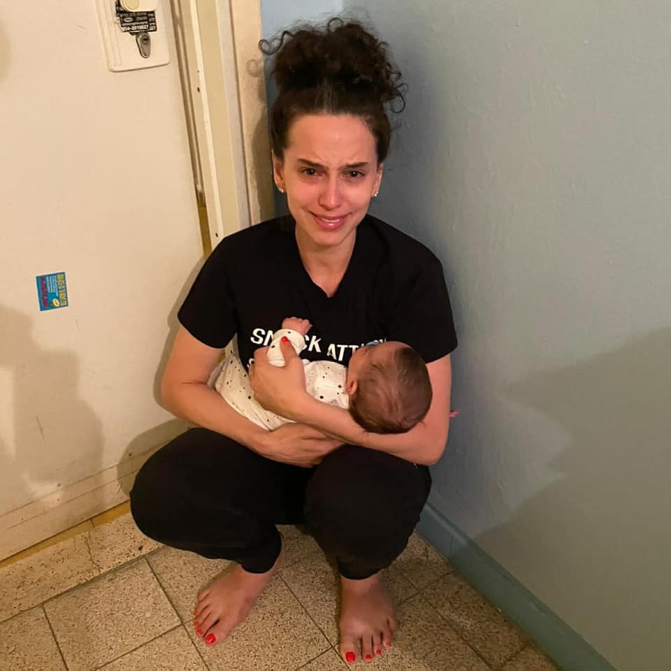 "ვტიროდი და შოკში ვიყავი, მეშინოდა ჩემი გოგონას სიცოცხლის გამო..." - დაბომბვით შეშინებულმა თელ-ავიველმა დედამ, ღამე სადარბაზოში ჩვილთან ერთად გაათენა