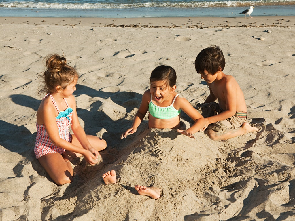 kids-beaches-children-playing-in-sand-1625305659.jpg
