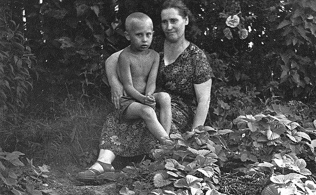 vladimir-putin-with-his-mother-46418-1686553280.jpg