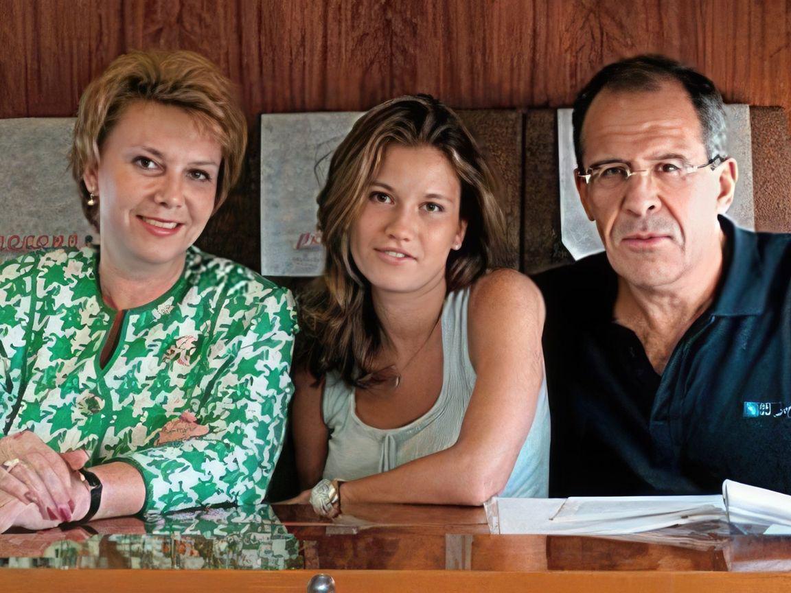 sergey-lavrov-with-his-wife-and-daughter-51-45062-1686989089.jpg