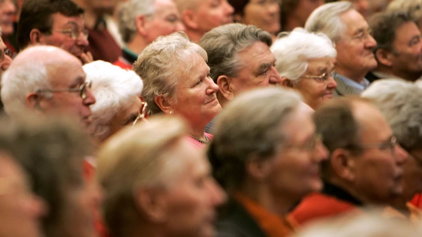 გერმანელი პენსიონერები, მუშაობის შემთხვევაში, თვეში 2000 ევროს ოდენობის ანაზღაურერბას მიიღებენ