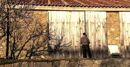 ოჯახი მიტოვებულ ბოსელში დასახლდა - როცა მეზობლები ესტუმრნენ, სილამაზისგან უბრალოდ გაოგნდნენ